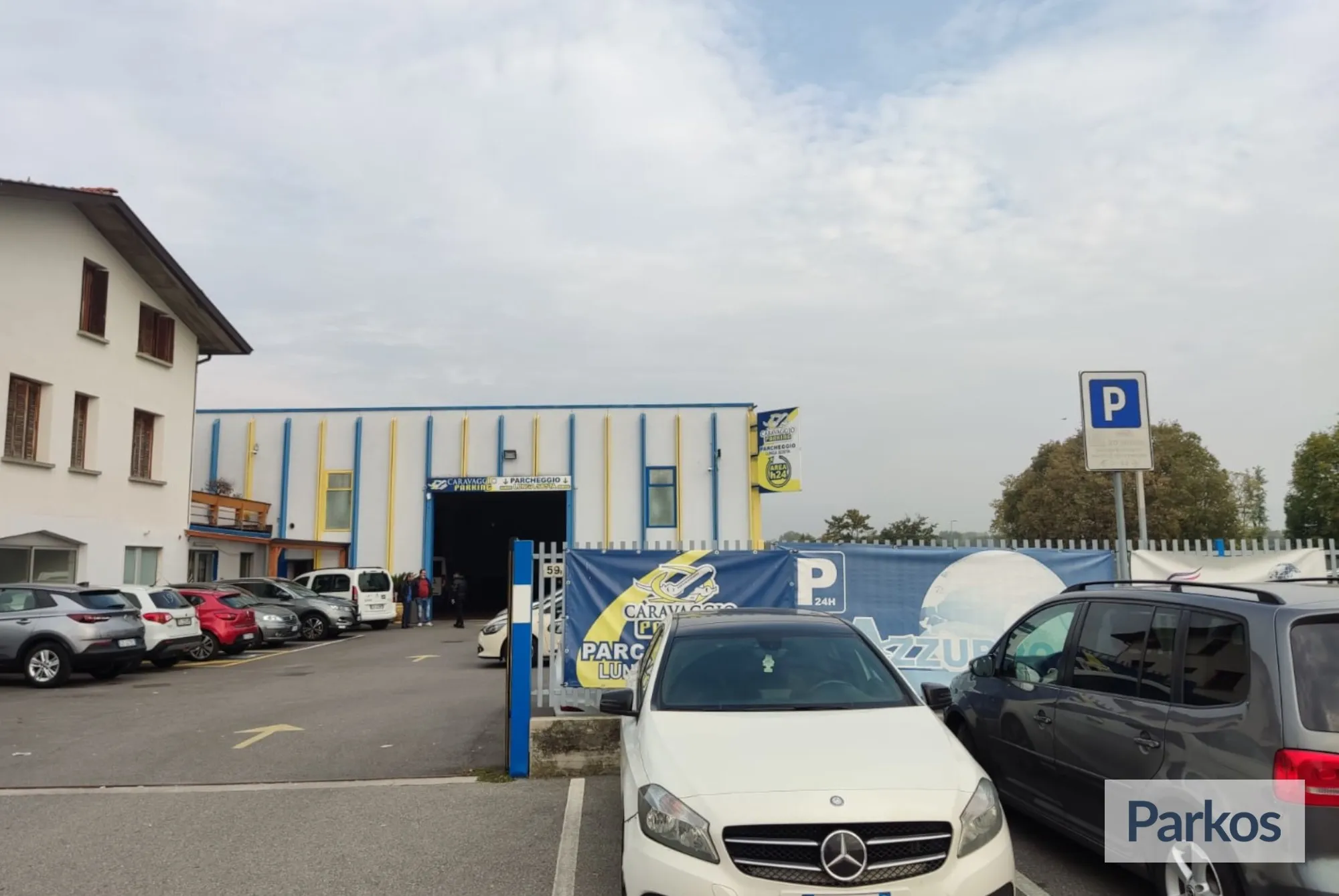 Azzurro Caravaggio Parking (Paga in parcheggio) - Bergamo Orio al Serio Parking - picture 1